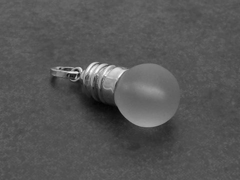 Silber Anhänger rhodiniert in Glühbirnen-Form mit einem Durchmesser von 19 mm und einer Höhe von 10 mm, hergestellt von Juwelier Harnisch, mit frostiger Oberfläche.