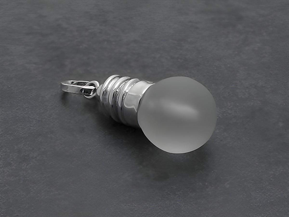 Silber Anhänger rhodiniert in Glühbirnen-Form mit einem Durchmesser von 19 mm und einer Höhe von 10 mm, hergestellt von Juwelier Harnisch, mit frostiger Oberfläche.