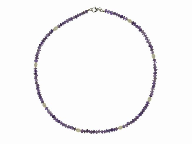 Eine Steinkette aus Amethyst und Süßwasser-Zuchtperlen in Lila und Weiß, 45 cm lang, mit einem silbernen Verschluss, gefertigt vom Juwelier Harnisch.