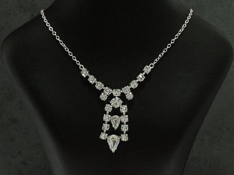 Strass Collier Kette klassisch in Weiß, 38-45 cm, gefertigt aus Sterling Silber in silberfarbener Ausführung, mit funkelnden Strasssteinen, präsentiert auf einem eleganten Schmuckhalter.