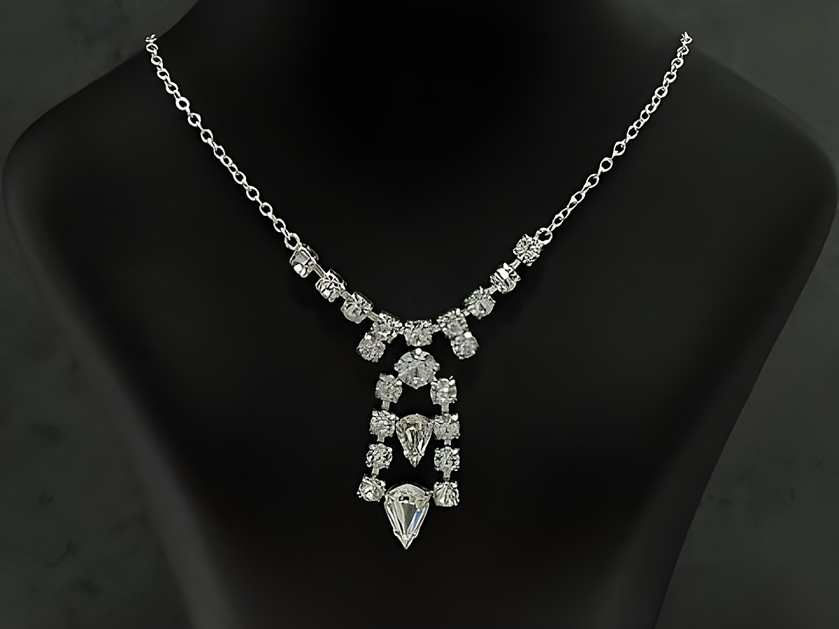 Strass Collier Kette klassisch in Weiß, 38-45 cm, gefertigt aus Sterling Silber in silberfarbener Ausführung, mit funkelnden Strasssteinen, präsentiert auf einem eleganten Schmuckhalter.