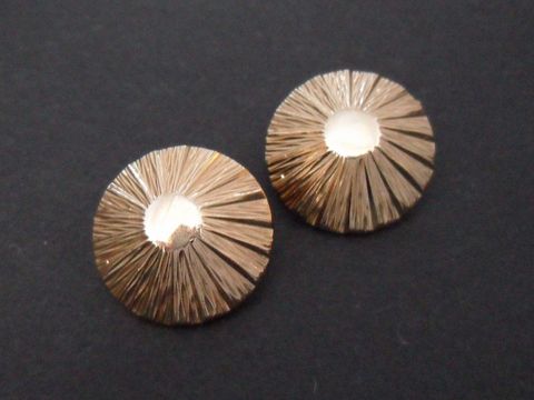 Ohrclip 19,2 mm zeitlos goldfarben echte Goldauflage von Juwelier Harnisch, stilvolle und elegante Ohrstecker mit einem dekorativen, strukturierten Design.