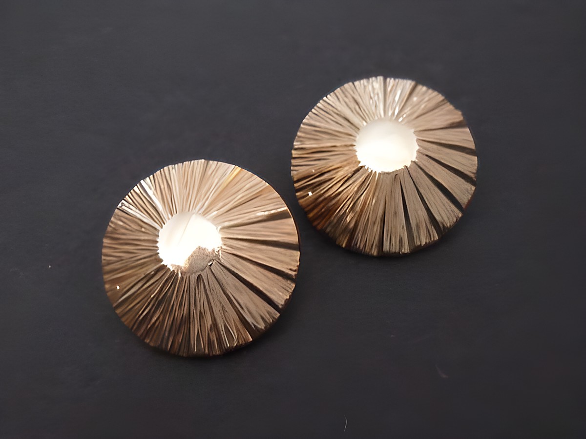 Ohrclip 19,2 mm zeitlos goldfarben echte Goldauflage von Juwelier Harnisch, stilvolle und elegante Ohrstecker mit einem dekorativen, strukturierten Design.