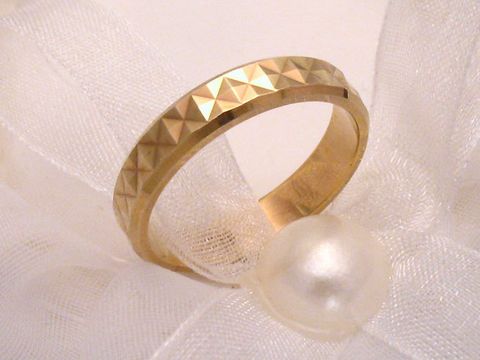 Trauring Ehering MAGICALLY in Gold 333, Größe 55/17,5, Hersteller Juwelier Harnisch, bis Größe 56/17,8, auf einem weichen, weißen Untergrund mit einer Perle dekoriert.