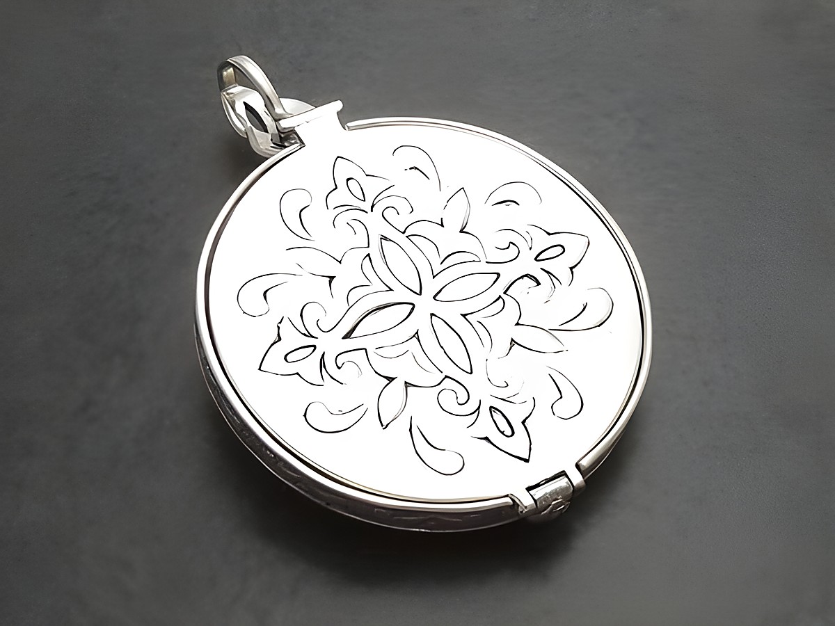 Medaillon nostalgisch aus Sterling Silber mit filigranem Muster und Glanzoberfläche, mit Stein, hergestellt von Juwelier Harnisch, ideal als Fotoanhänger. – Ansicht 2