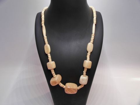 Holzkette aus naturbraunen Elementen mit verschiedenen Formen, 26 mm, 60 cm lang, idealer Schmuck für jeden Anlass, Hersteller Juwelier Harnisch.