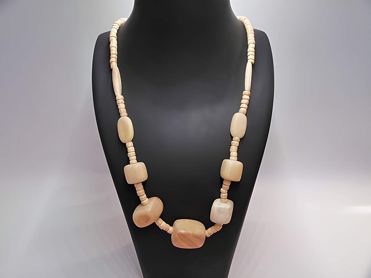 Holzkette aus naturbraunen Elementen mit verschiedenen Formen, 26 mm, 60 cm lang, idealer Schmuck für jeden Anlass, Hersteller Juwelier Harnisch.