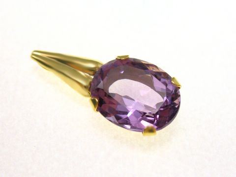 Amethyst Gold Anhänger in lila mit ovalem Edelstein, Größe 21 mm, eingefasst in einer eleganten goldenen Fassung, Hersteller Juwelier Harnisch, ideal für stilvolle Schmuckliebhaber.