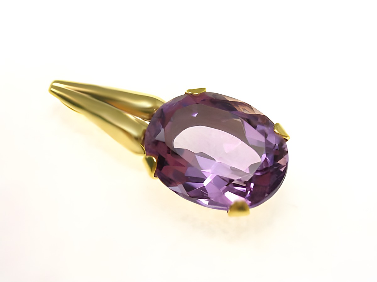 Amethyst Gold Anhänger in lila mit ovalem Edelstein, Größe 21 mm, eingefasst in einer eleganten goldenen Fassung, Hersteller Juwelier Harnisch, ideal für stilvolle Schmuckliebhaber.