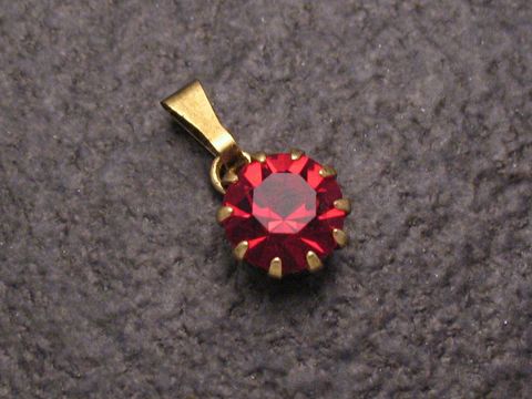 Roter Strass Anhänger im sexy City Look, rund mit goldenem Anhänger, Hersteller Juwelier Harnisch, perfekt für einen eleganten Auftritt. Weitere Formen sind ebenfalls verfügbar.