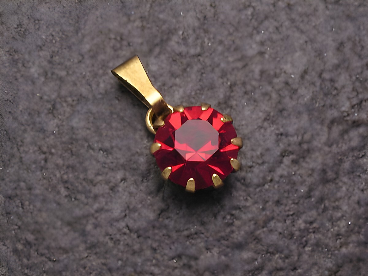 Roter Strass Anhänger im sexy City Look, rund mit goldenem Anhänger, Hersteller Juwelier Harnisch, perfekt für einen eleganten Auftritt. Weitere Formen sind ebenfalls verfügbar.