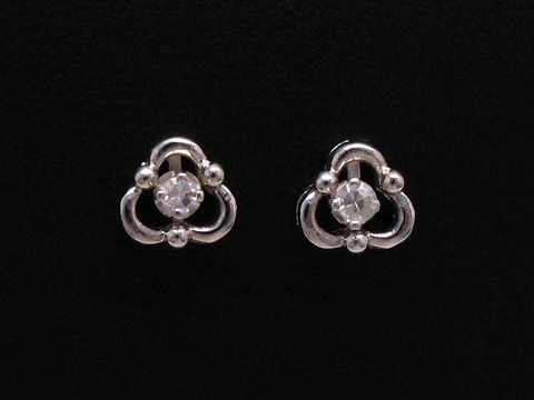 Ohrringe aus Weißgold mit Diamanten 0,02 ct. in W/P1, von Juwelier Harnisch, elegantes Design mit funkelnden Steinen und stilvollen Details.