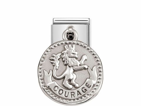 Silberner Anhänger von Nomination mit dem Motiv eines Löwen, darunter das Wort COURAGE, Teil der Silver Shine Wishes Kollektion, zeitlos und elegant gestaltet.