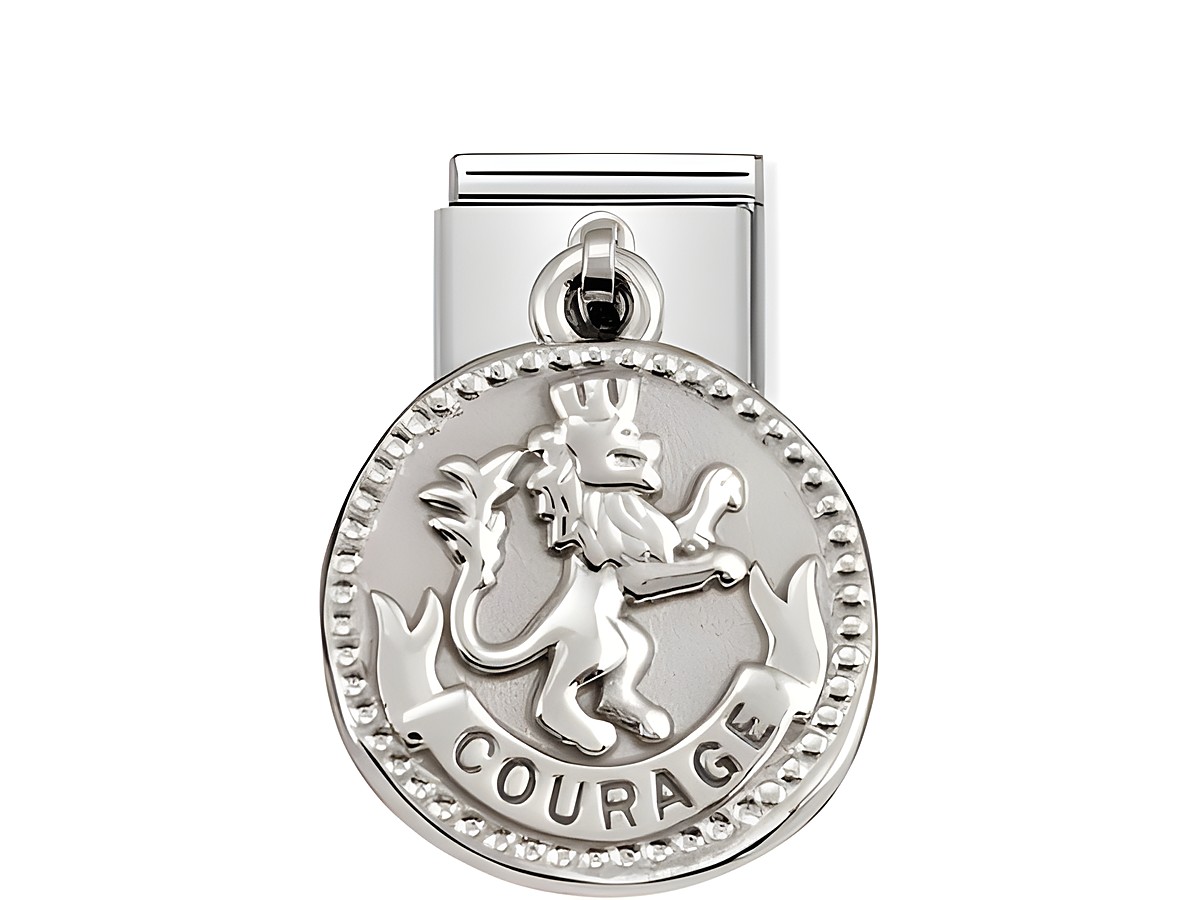 Silberner Anhänger von Nomination mit dem Motiv eines Löwen, darunter das Wort COURAGE, Teil der Silver Shine Wishes Kollektion, zeitlos und elegant gestaltet.