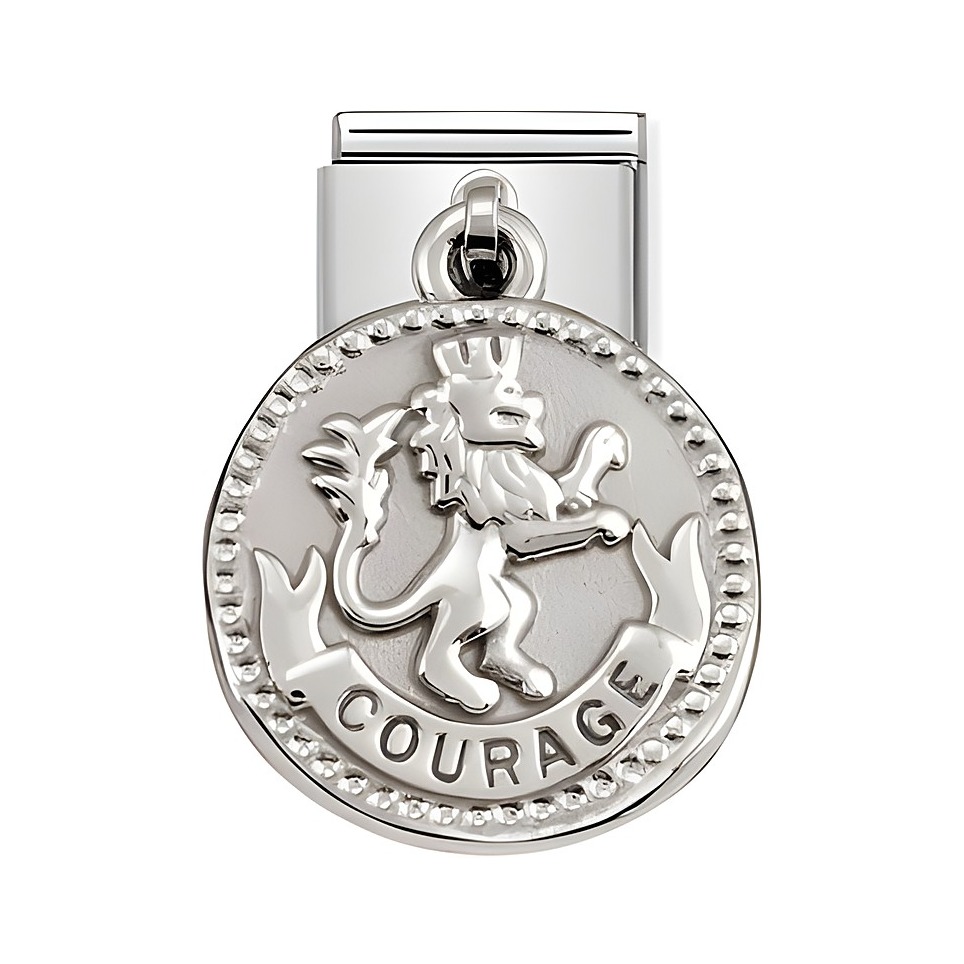 Silberner Anhänger von Nomination mit dem Motiv eines Löwen, darunter das Wort COURAGE, Teil der Silver Shine Wishes Kollektion, zeitlos und elegant gestaltet.