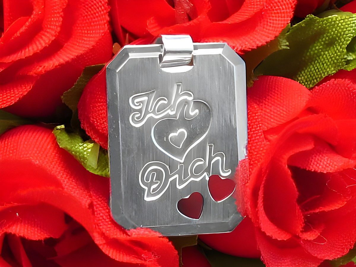 Silber Gravurplatte - Rechteck mit der Aufschrift Ich herze Dich, verziert mit Herzen, Hersteller: Juwelier Harnisch, ideal als persönliches Geschenk.