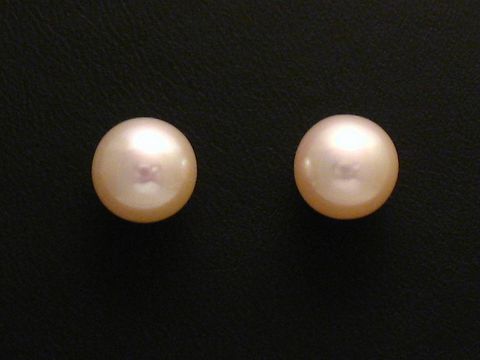 Ohrringe mit 8,5 mm Zuchtperlen in Gold 585 als Ohrstecker, hergestellt von Juwelier Harnisch, elegante Perlen Ohrringe auf schwarzem Hintergrund.
