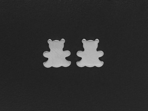 60828-0 Edelstahl Ohrringe Bärchen Teddy Ohrstecker von Juwelier Harnisch, beidseitig geformte Teddy-Figur in glänzendem Edelstahl, ideal für einen verspielten Look.