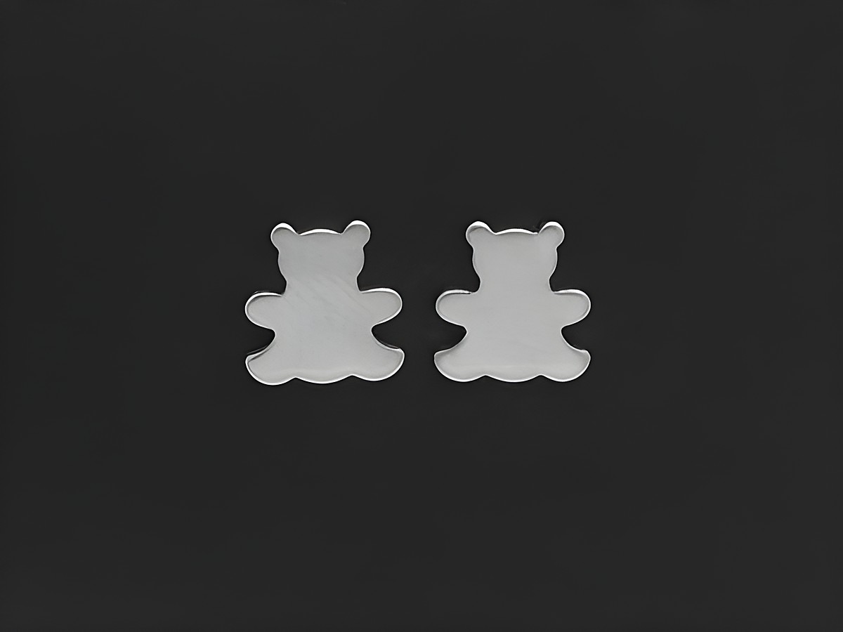 Edelstahl Ohrringe Bärchen Teddy Ohrstecker von Juwelier Harnisch, beidseitig geformte Teddy-Figur in glänzendem Edelstahl, ideal für einen verspielten Look.