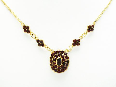 Granat Collier Kette 39,5-42 cm in Silber vergoldet, verziert mit Granatsteinen, gefertigt vom Juwelier Harnisch, elegantes Design mit floralem Muster und zentralem Stein.