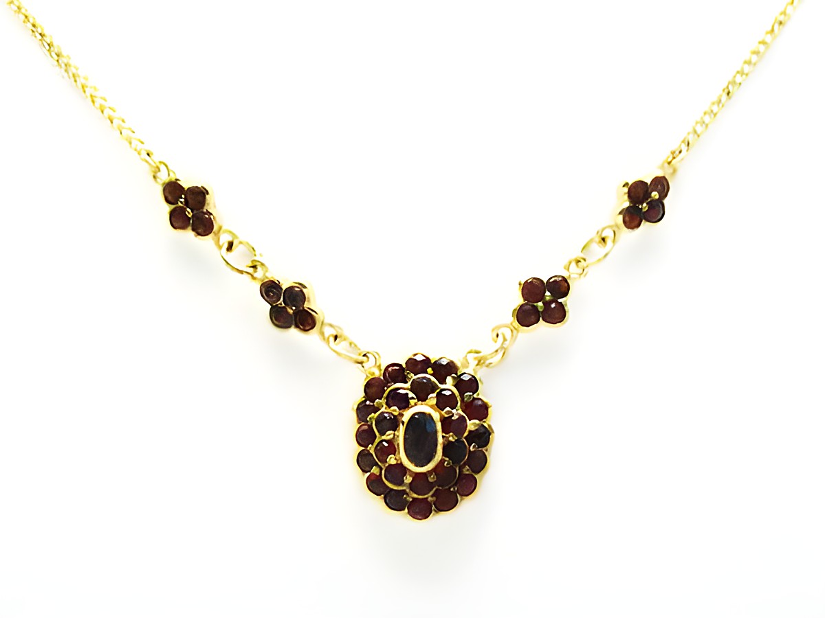 Granat Collier Kette 39,5-42 cm in Silber vergoldet, verziert mit Granatsteinen, gefertigt vom Juwelier Harnisch, elegantes Design mit floralem Muster und zentralem Stein.