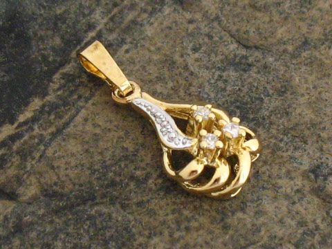 Silber Anhänger in Blumenform mit Zirkonia, gefertigt aus vergoldetem Sterling Silber, Hersteller Juwelier Harnisch, elegantes Design ideal für Schmuckliebhaber.