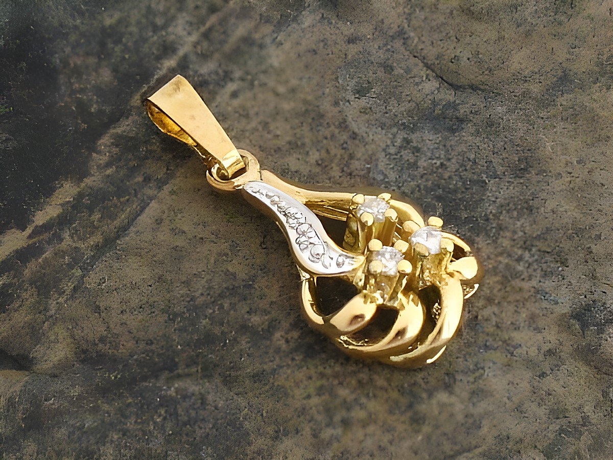Silber Anhänger in Blumenform mit Zirkonia, gefertigt aus vergoldetem Sterling Silber, Hersteller Juwelier Harnisch, elegantes Design ideal für Schmuckliebhaber.