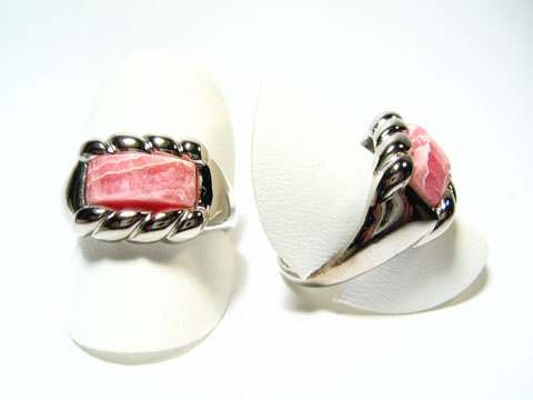 Silber Ring rhodiniert mit Rhodochrosit in Rosa, Hersteller: Juwelier Harnisch, verstellbarer Ring in ansprechendem Design, ideal als Schmuckstück für besondere Anlässe.