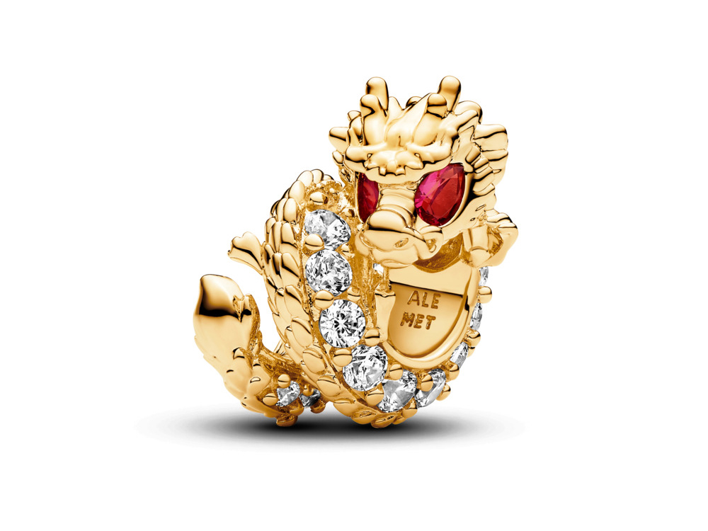 Pandora 763069C01 charm im Design eines chinesischen Drachen aus gelbgold vergoldetem Material, verziert mit funkelnden Zirkonia und roten Elementen, präsentiert edlen Schmuck für das Jahr des Drachen.