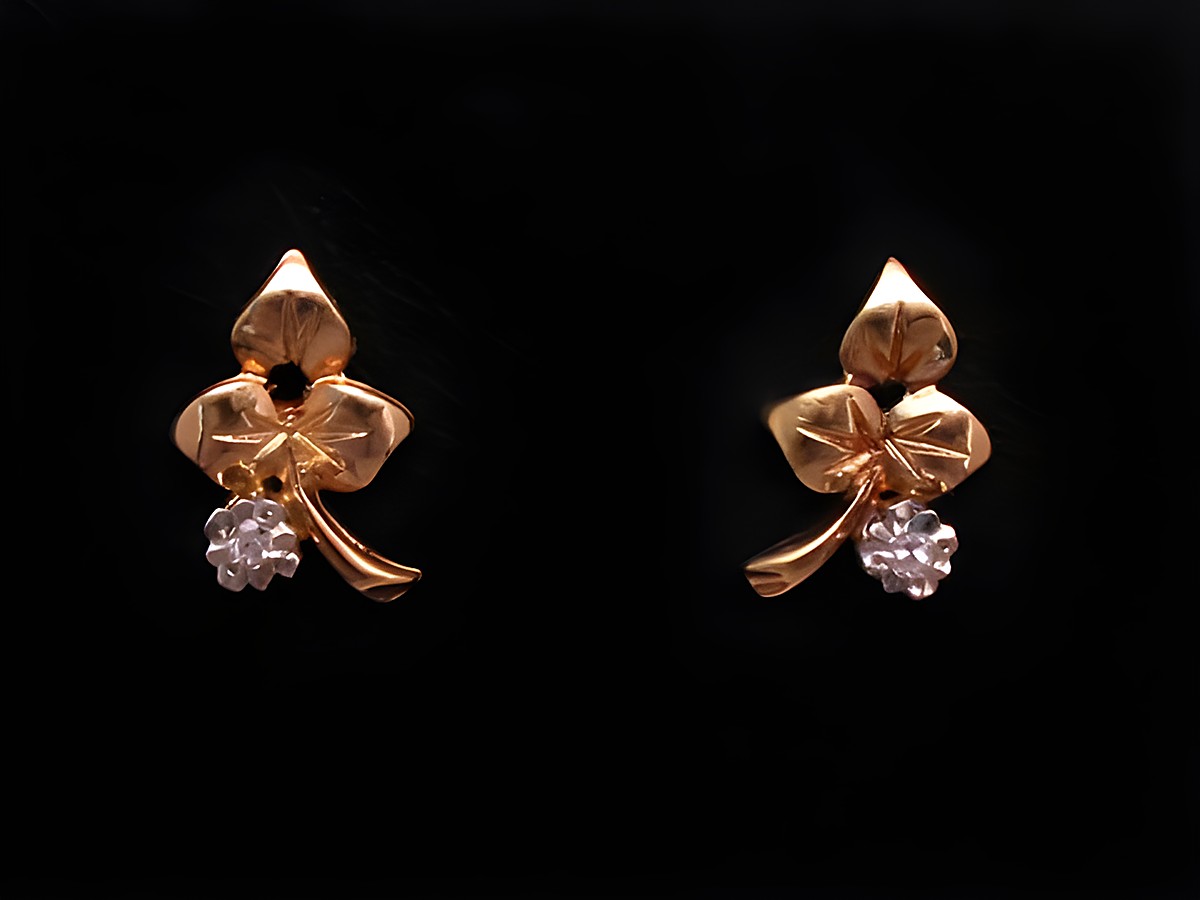Ohrringe Blatt aus Gold mit Diamant 0,02 ct W/P, gefertigt von Juwelier Harnisch, Brillant und Diamant, stilvolles Design in Blattform mit funkelndem Stein.
