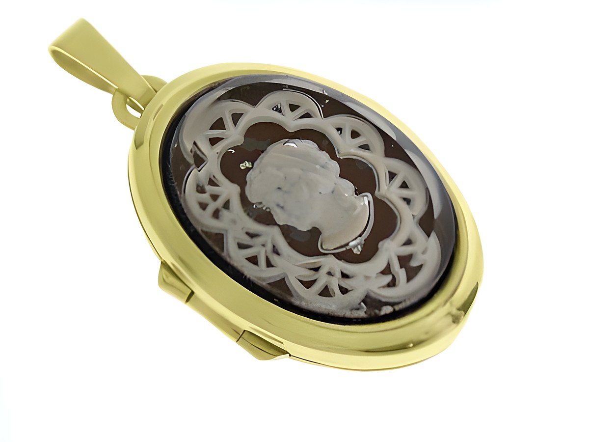 Nostalgisches Medaillon mit Cabochon aus Gold 585, gefertigt vom Juwelier Harnisch, kunstvoll verziert und elegant gestaltet, ideale Schmuckstück für besondere Erinnerungen.