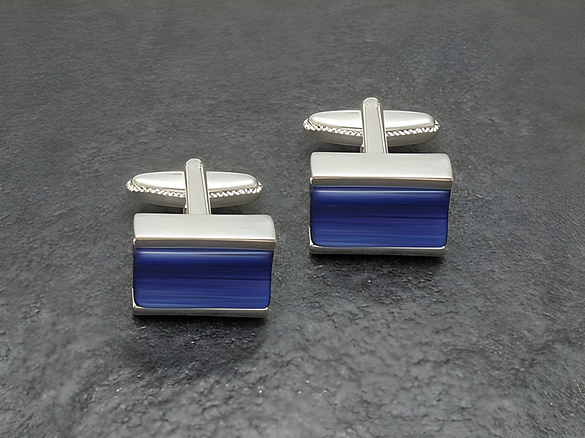 Designer Manschettenknöpfe in silberfarben mit blauer Einlage, Hersteller Juwelier Harnisch, elegant und stilvoll für besondere Anlässe. Die perfekte Ergänzung für jedes Hemd.