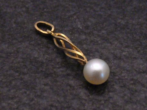 Echter Gold Anhänger 333 18x5 mm mit einer echten Zuchtperle, Hersteller Juwelier Harnisch, eleganter Perlenanhänger in hochwertiger Ausführung.