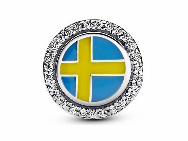 Pandora 792016CZ_E041 zeigt die Flagge von Schweden, umrandet von funkelnden Zirkonia-Steinen. Der Hintergrund ist blau mit einem gelben Kreuz, gefertigt aus Silber und Emaille.
