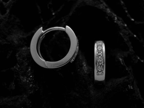 Moderne Creolen aus Sterling Silber mit einem Durchmesser von 1,2 cm, poliert und mit Zirkonia verziert, Hersteller Juwelier Harnisch, bis 15 mm.