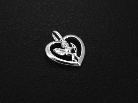 Silber Anhänger in Herzform mit einem polierten Engel, himmlisch gestaltet, hergestellt von Juwelier Harnisch, ideal als Schmuckstück für besondere Anlässe.