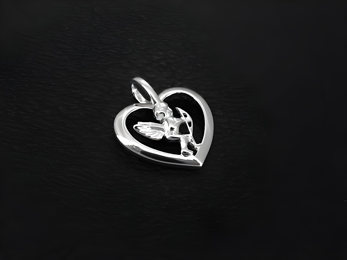 Silber Anhänger in Herzform mit einem polierten Engel, himmlisch gestaltet, hergestellt von Juwelier Harnisch, ideal als Schmuckstück für besondere Anlässe.