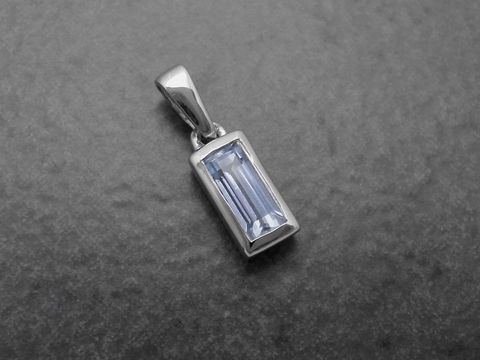 Rechteck Anhänger aus Sterling Silber mit Blautopas, Hersteller Juwelier Harnisch, zusätzlich mit weiteren Steinen.