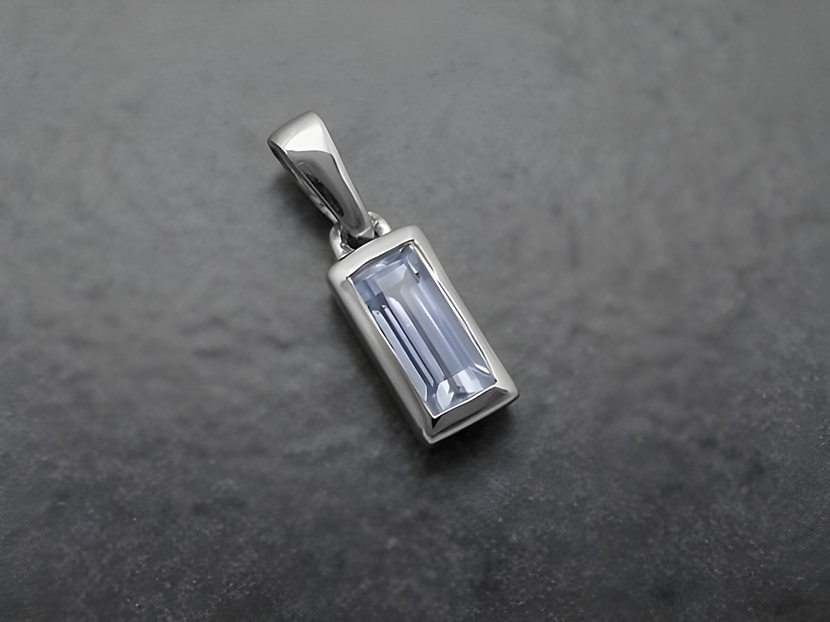 Rechteck Anhänger aus Sterling Silber mit Blautopas, Hersteller Juwelier Harnisch, zusätzlich mit weiteren Steinen.
