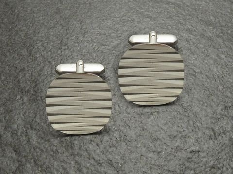 Große Manschettenknöpfe mit tollem Schliff in silberfarben, hergestellt von Juwelier Harnisch, elegant und stilvoll gestaltet, ideal für besondere Anlässe.