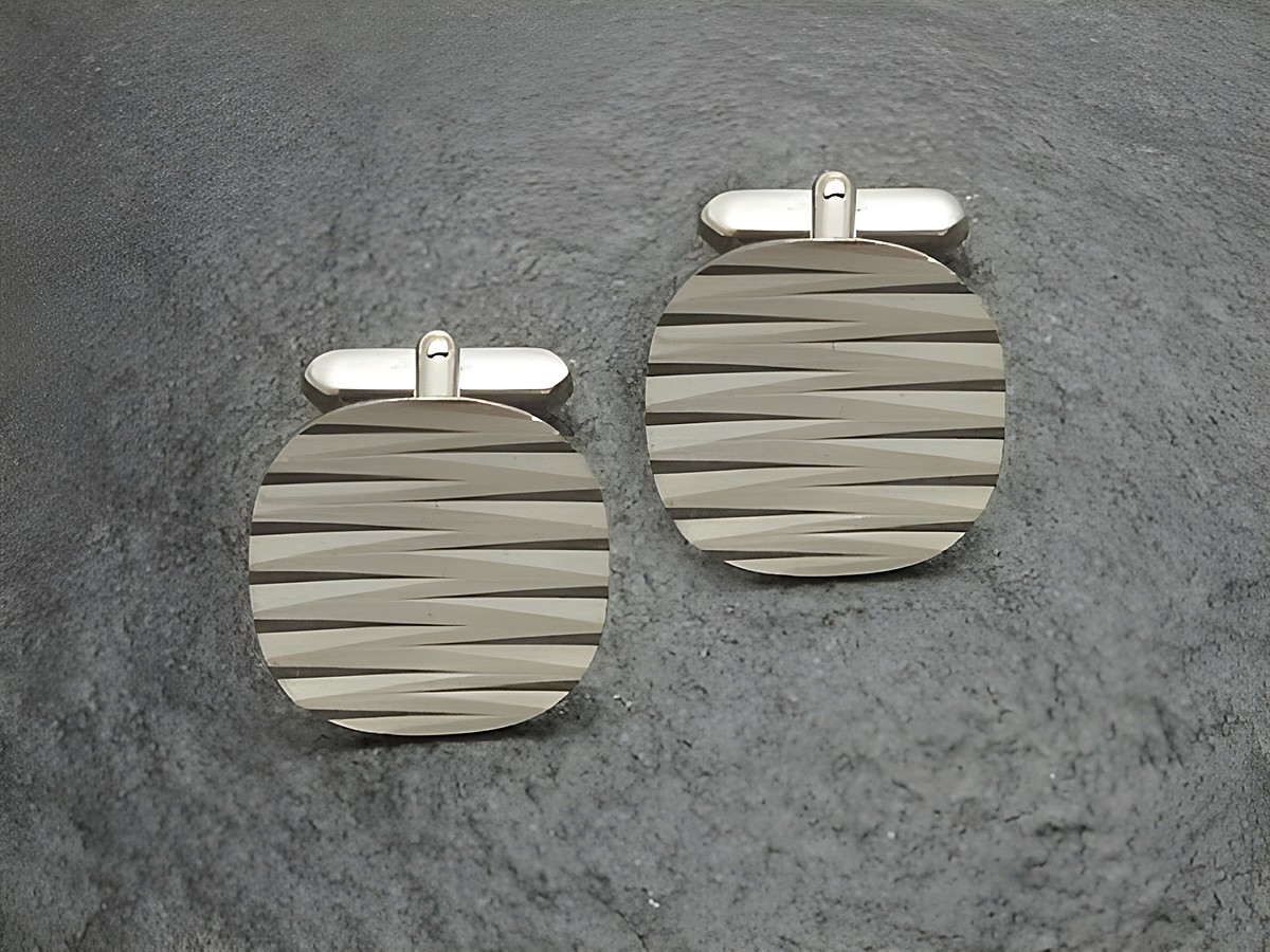 Große Manschettenknöpfe mit tollem Schliff in silberfarben, hergestellt von Juwelier Harnisch, elegant und stilvoll gestaltet, ideal für besondere Anlässe.