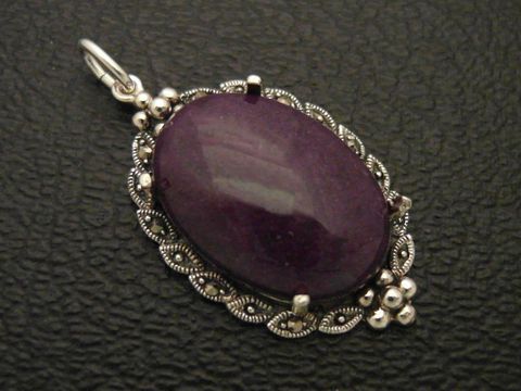 Cabochon Jade in violett gefasst in einem filigranen Silber Medaillon Anhänger, Hersteller Juwelier Harnisch, elegantes Design mit besonderen Details.