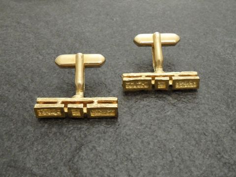 Manschettenknöpfe im 70er Jahre Look, vergoldet, mit auffälligem Design. Ideal für elegante Anlässe. Hersteller: Juwelier Harnisch, in goldfarbenem Finish gefertigt.