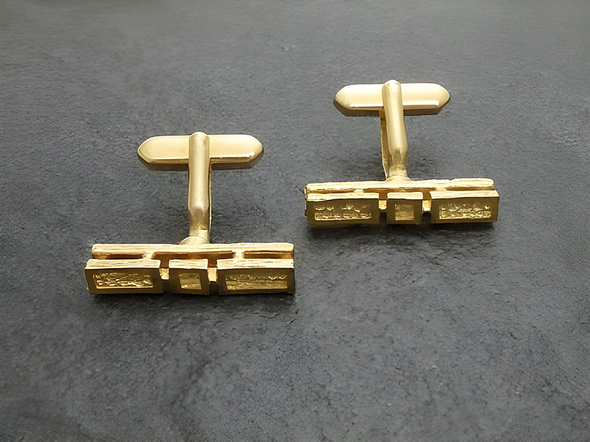 Manschettenknöpfe im 70er Jahre Look, vergoldet, mit auffälligem Design. Ideal für elegante Anlässe. Hersteller: Juwelier Harnisch, in goldfarbenem Finish gefertigt.