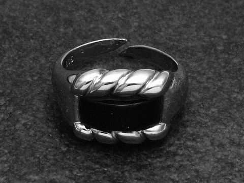 Silberring mit kunstvollem Design, verstellbar, eingefasster schwarzer Onyx-Stein, rhodiniert, elegant und modern, ideal für jeden Anlass, Hersteller Juwelier Harnisch.
