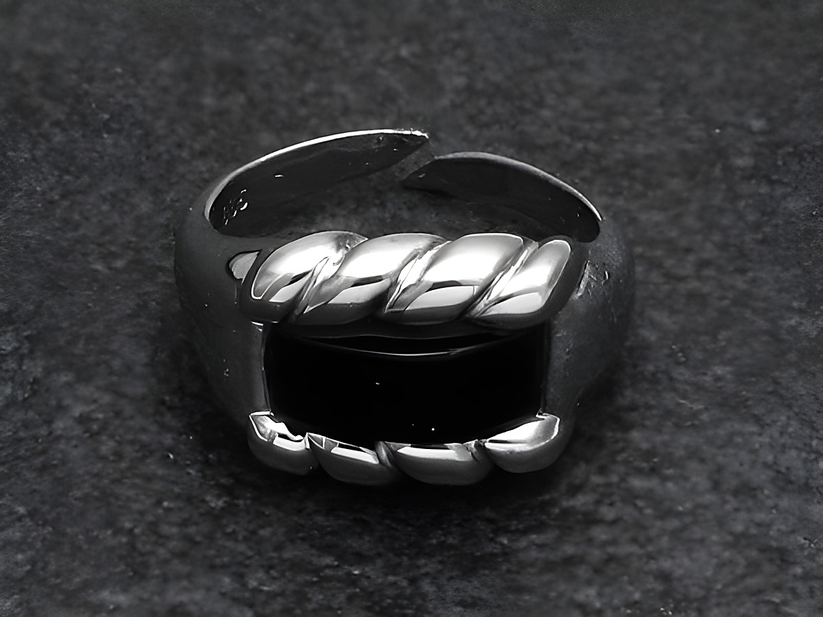 Silberring mit kunstvollem Design, verstellbar, eingefasster schwarzer Onyx-Stein, rhodiniert, elegant und modern, ideal für jeden Anlass, Hersteller Juwelier Harnisch.