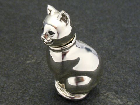 Silberne Katze stehend, plastisch gestaltet, mit einem glänzenden Finish. Die Figur hat eine detaillierte Form und stammt vom Hersteller Juwelier Harnisch, Größe 44 mm.