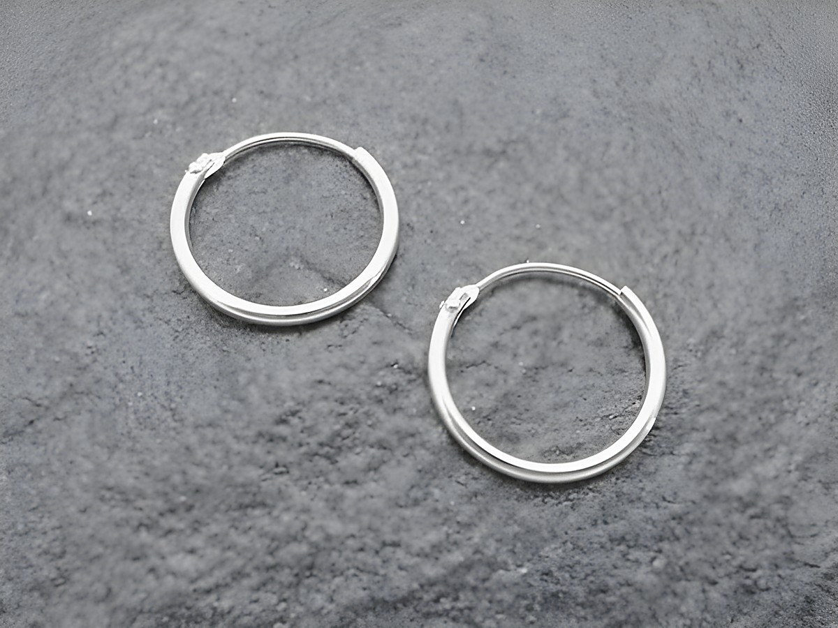 Silber Creolen 1,5 cm aus Sterling Silber mit einer Dicke von 1,3 mm, hergestellt von Juwelier Harnisch, ideal für jeden Anlass, Größe bis 15 mm.