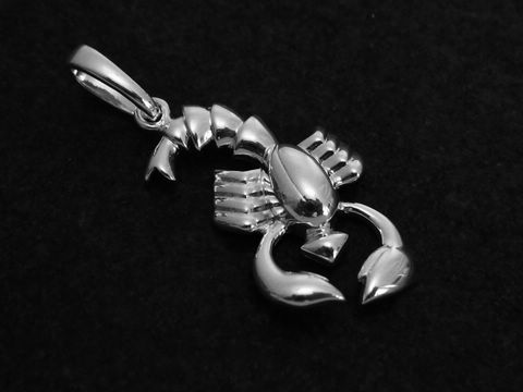 Skorpion Sternzeichen 925 Sterling Silber poliert von Hersteller Juwelier Harnisch, eleganter Anhänger in Form eines Skorpions auf schwarzem Hintergrund.
