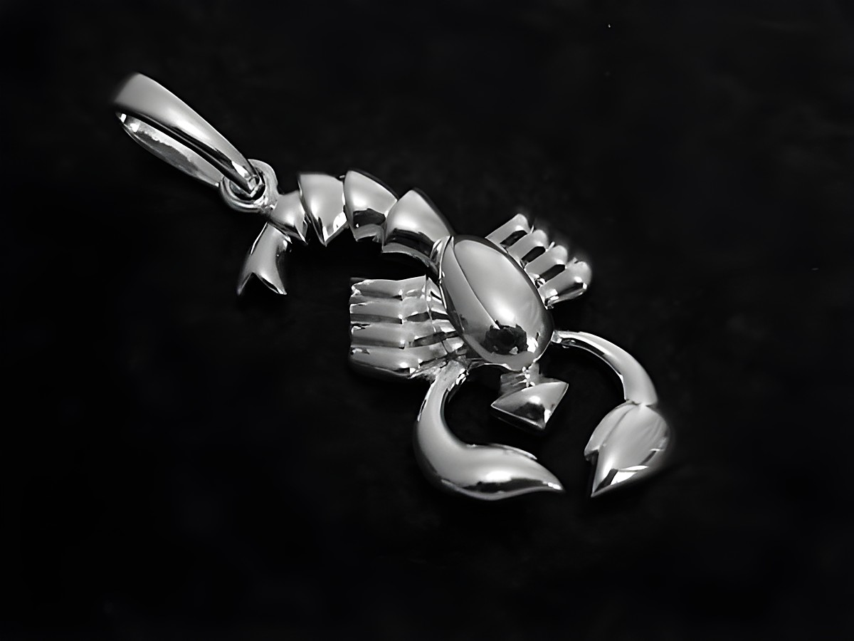 Skorpion Sternzeichen 925 Sterling Silber poliert von Hersteller Juwelier Harnisch, eleganter Anhänger in Form eines Skorpions auf schwarzem Hintergrund.